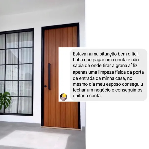 Captura del mensaje de Lorena Castro junto a la foto de la puerta de entrada de la casa